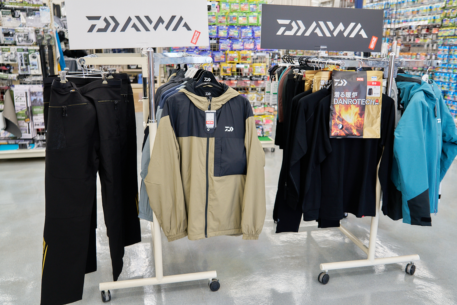 店頭に入荷したDAIWAのアパレル